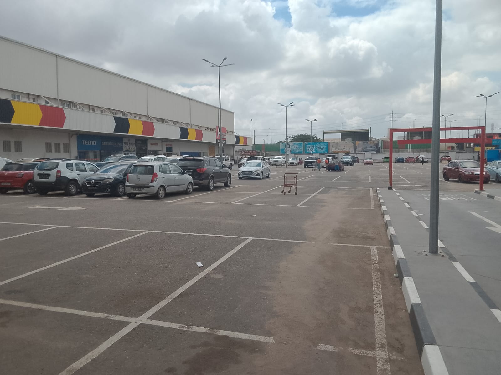 Loja 1 – Retail Park Camama